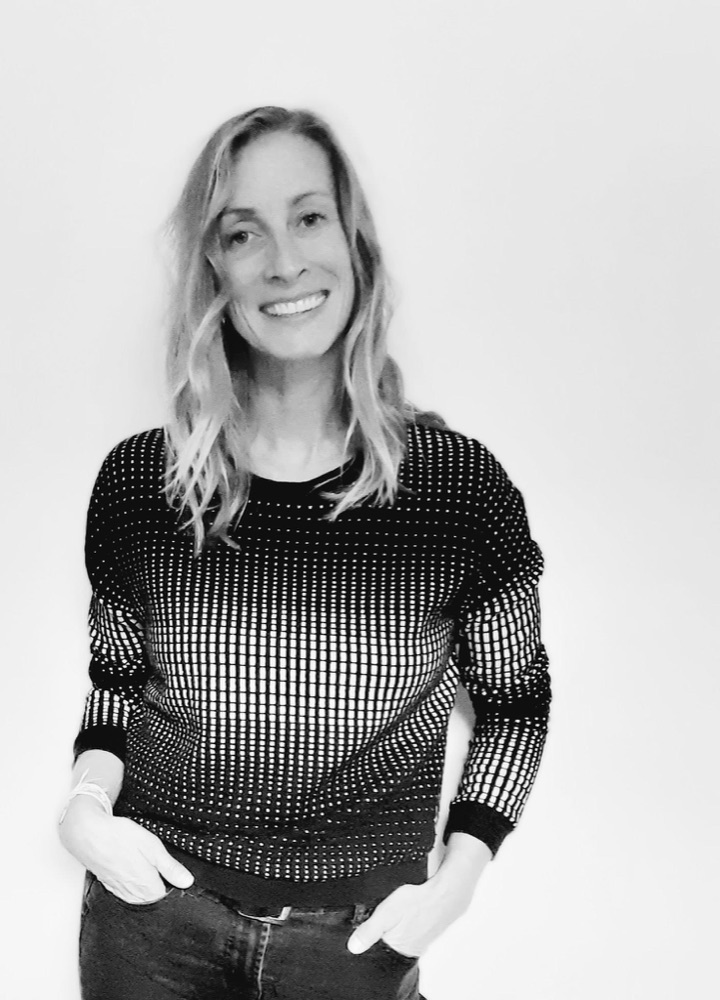 Monique Desjardins, en noir et blanc